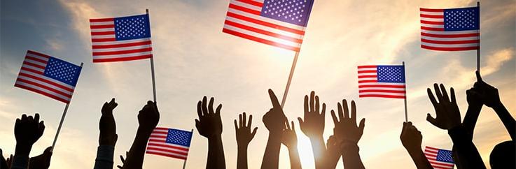 Silhouettes-of-People-Holding-the-Flag-of-美国